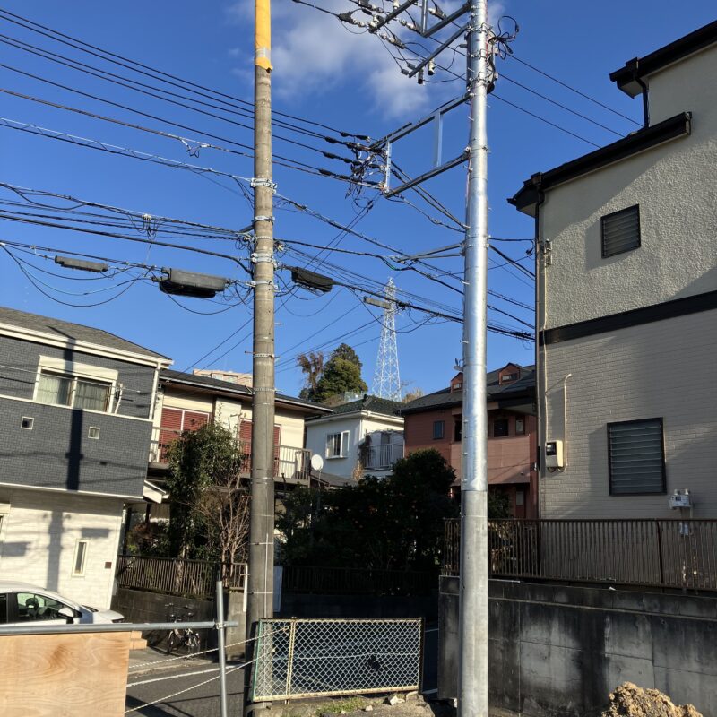電柱、引っ越し中。