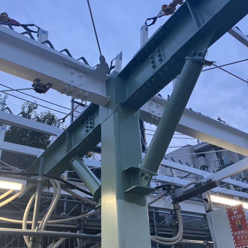 駅のホームの屋根